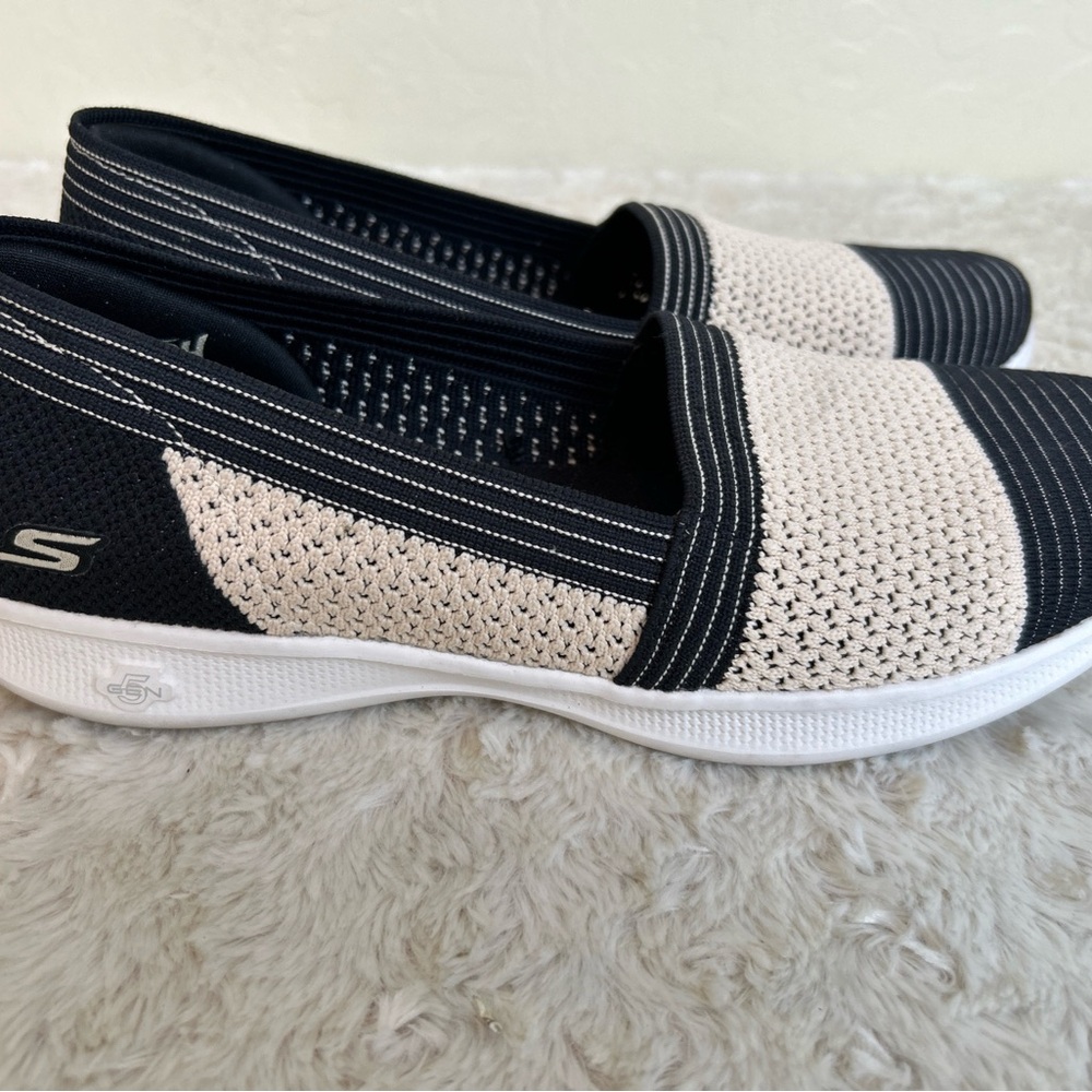 Skechers Goga Mat Sz 9 Comfort SlipOn Loafer Natural Black Shoes 136332 MINT